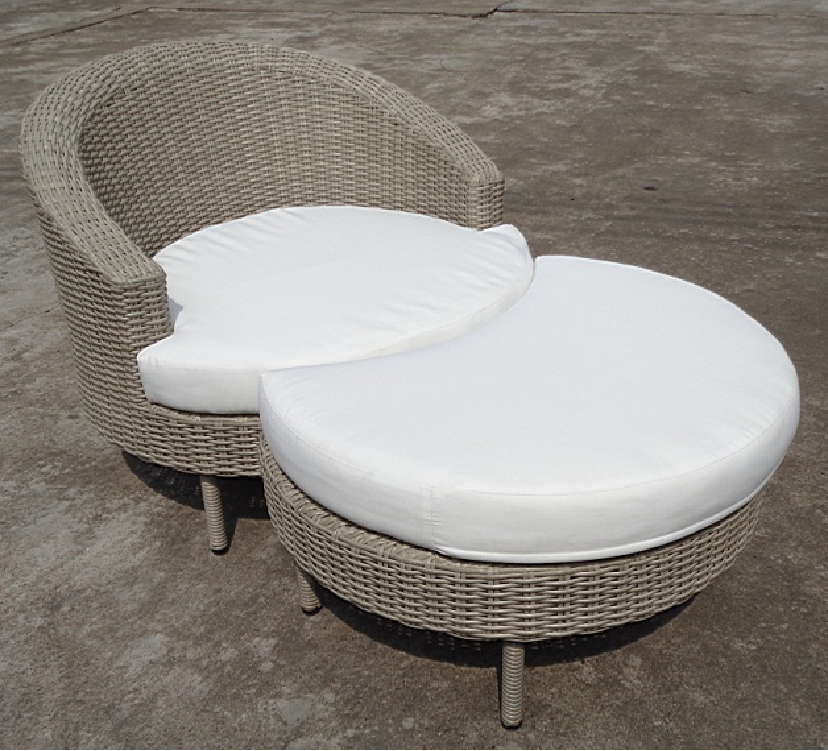 Rattan leisure chair with foot rest